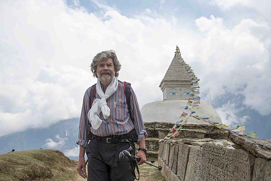 Reinhold Messner oberhalb des Dorfes Namche Bazar © ServusTV / RIVA Filmproduktion / Lars Jacobsen